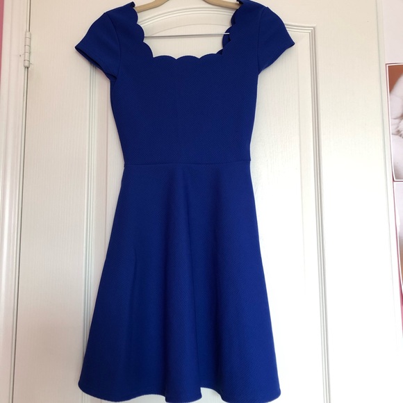🔹 Scalloped Neckline Dress - Picture 2 of 5